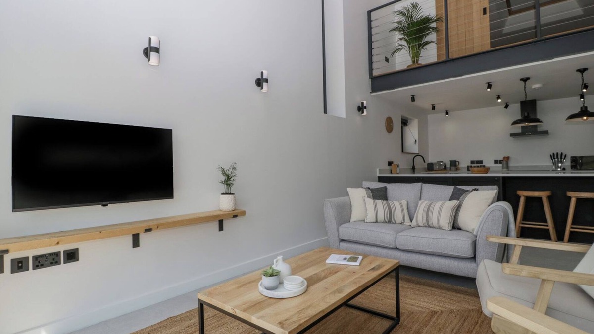 Wincanton Cottage | BASSWOOD BARN, pet friendly, luxury holiday cottage in Wincanton