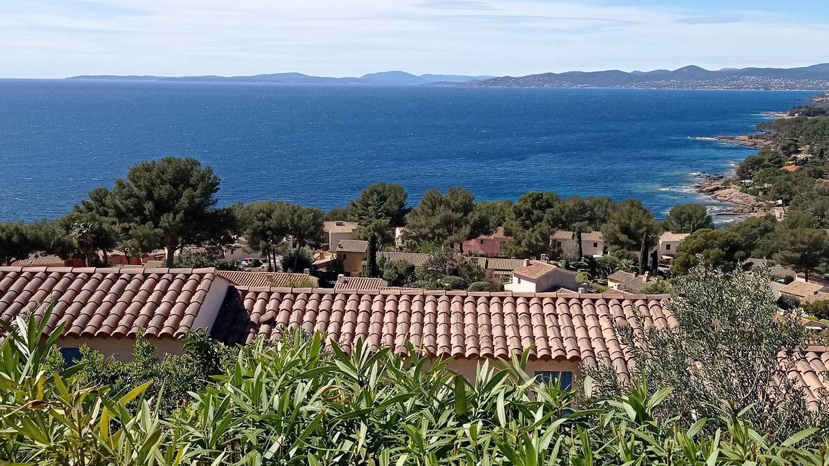 Le Dramont Apartment | Bastidon - Panoramic sea view - Quiet - Beach-300m - Air-conditioning - Private pk