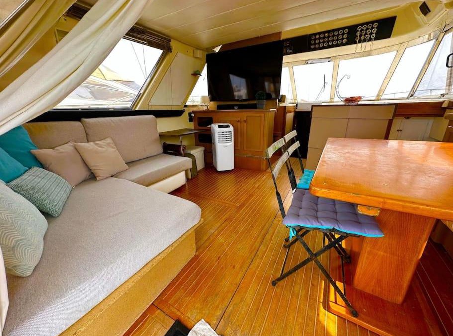 Cap d'Agde Boat Rental | bateau moteur tout confort