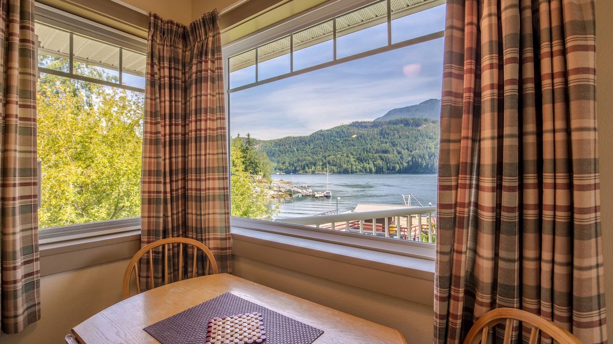 Egmont Hotel | Bathgate Resort and Marina