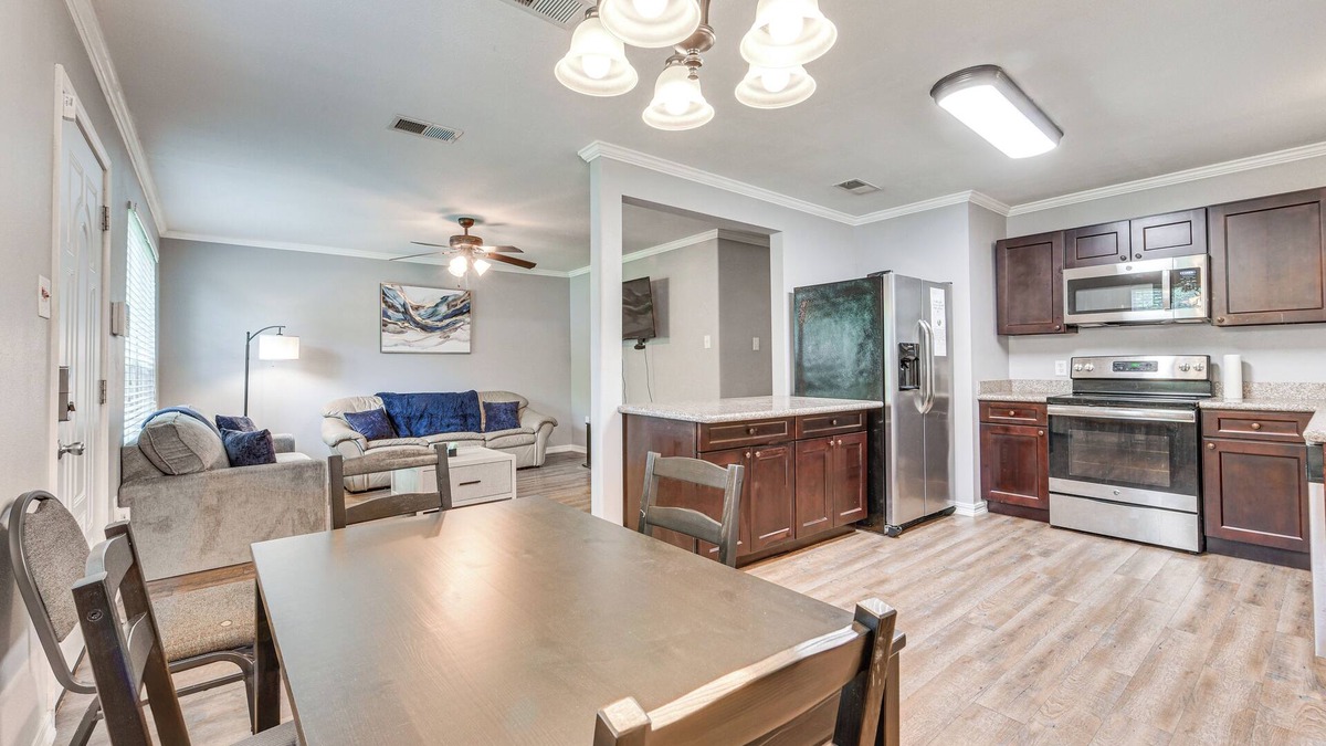Broadmoor House | Baton Rouge Home w/Yard ~ 14 Mi to Downtown!