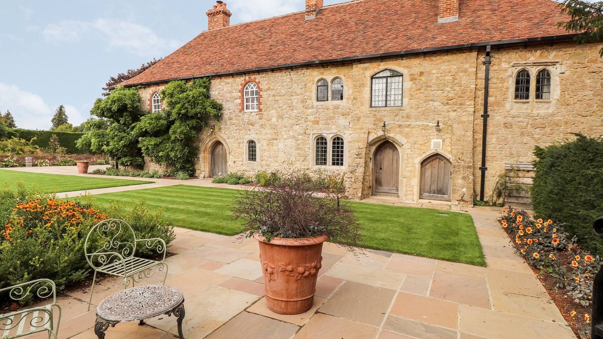 Maidstone Cottage | BATTEL HALL, family friendly, luxury holiday cottage in Hollingbourne
