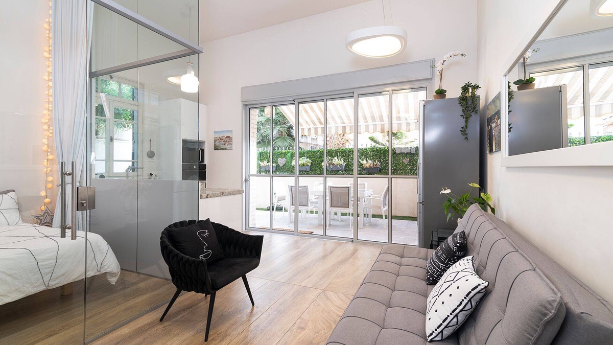 Kerem HaTeimanim Apartment | Bauhaus Residence & Garden by Beach - 6 Guests - 5 Stars Hosting ☆