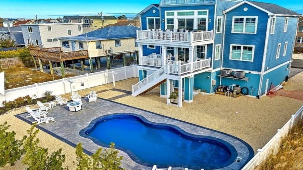 Beach Haven Crest House | Bay and Beach Views, Sunsets Galore! Elevator, Heated Saltwater Pooln