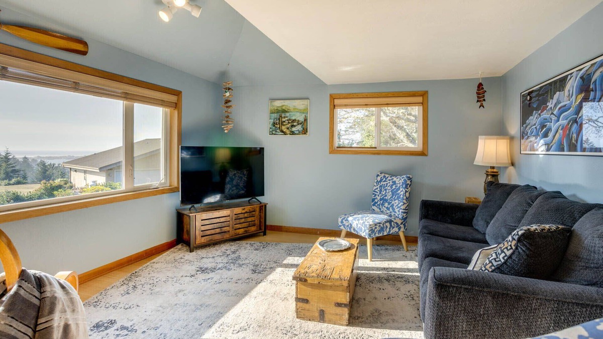 Waldport House | Bay and Horizon Views! Dog Friendly! Crabbing and Fishing Close By!
