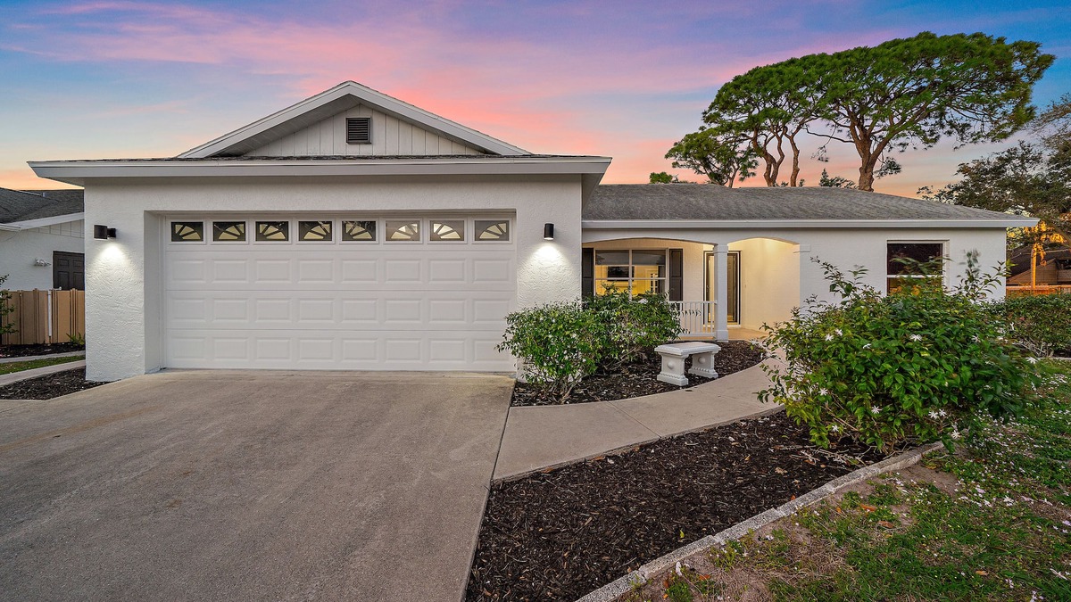 Arlington Park House | Bay Bliss Bungalow | 65" Smart TV, Lanai + Electric Bikes!