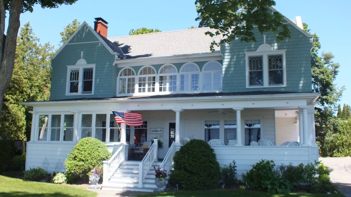 Harbor Springs Cottage | Bay Bliss on Beach Drive - Wequetonsing - With Private Beachfront