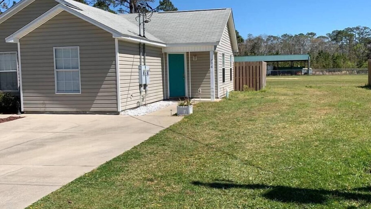 Port St. Joe House | BAY BLUE Quiet Pet Friendly home just less than mile to bay w/huge fenced yard