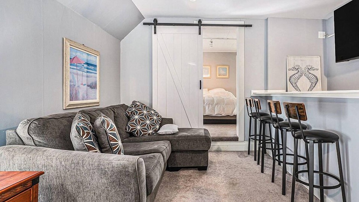Traverse City Apartment | Bay Breeze Place | Wineries | Tours