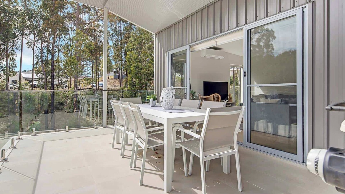 Malua Bay House | Bay Dream | Flat Walk to Beach & Shops, WiFi | Minutes to Mogo Trails