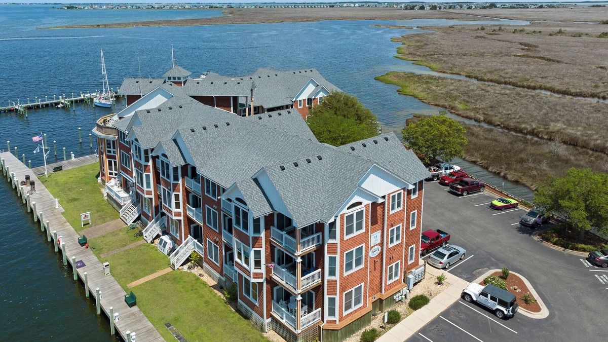 Manteo Condo | Bay Dream: Waterfront Penthouse | Pool Access