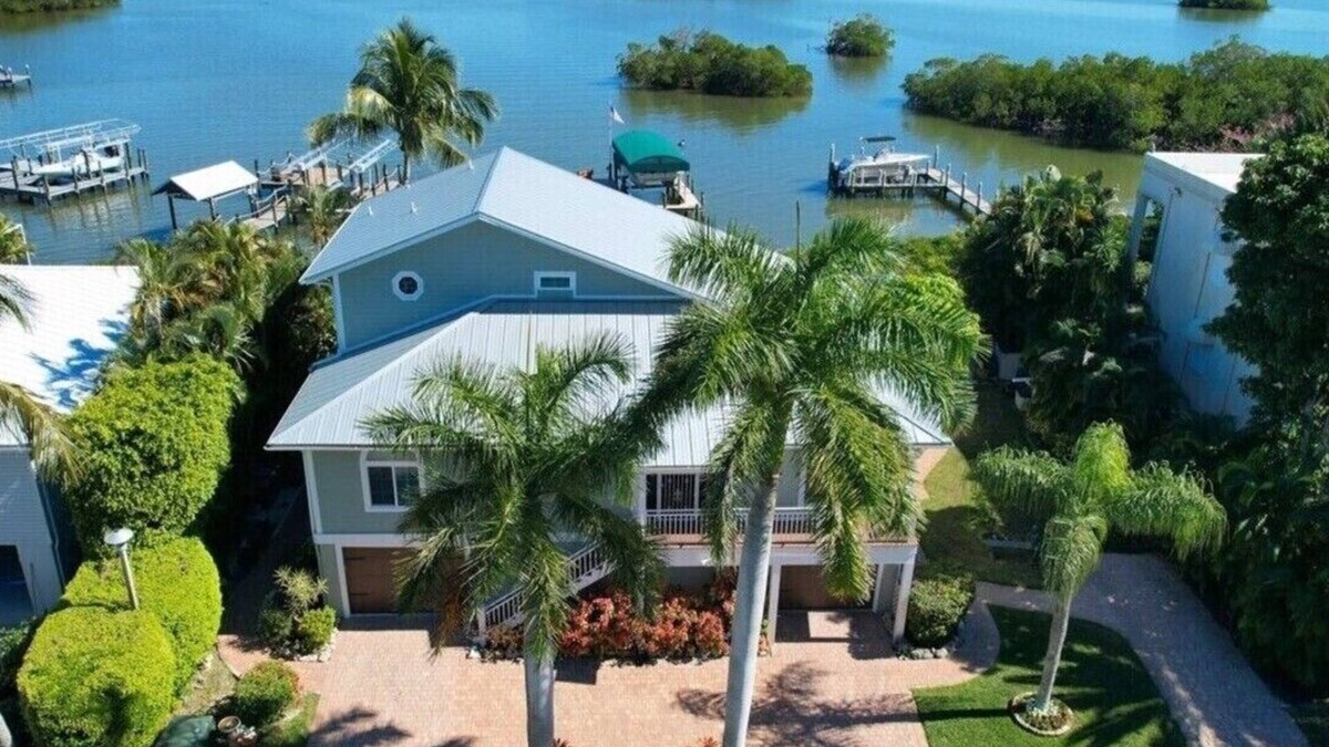 Mid Island House | Bay Front Home w/Heated Pool & Spill Over Spa, Walk to Beach