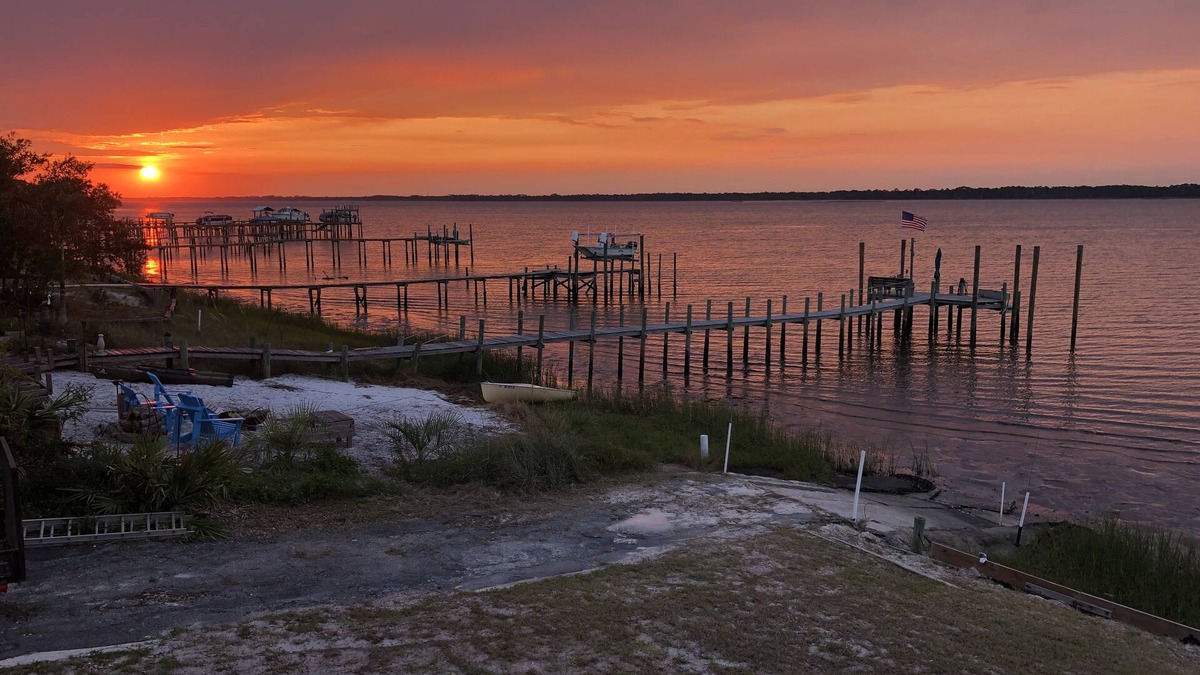 Alligator Point House | Bay Front-Private Dock-Spectacular Sunrises and Sunsets (Sleeps 6)