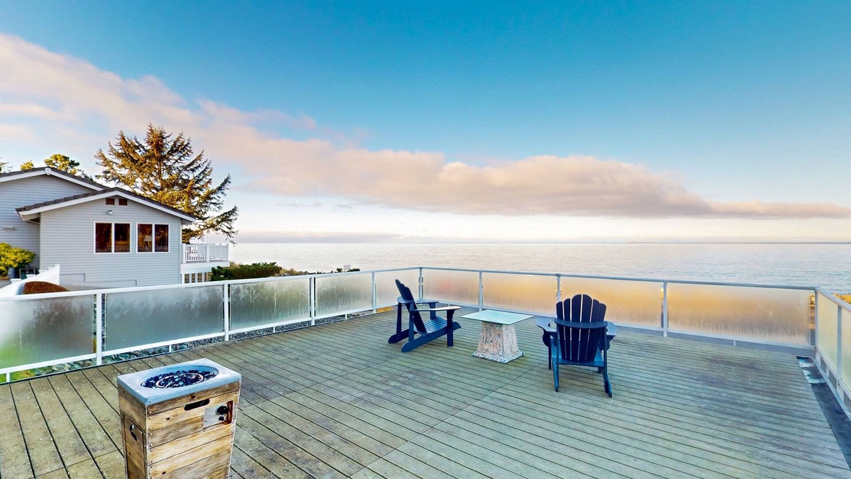 Oak Harbor Condo | Bay-front rental with views - across street from beach
