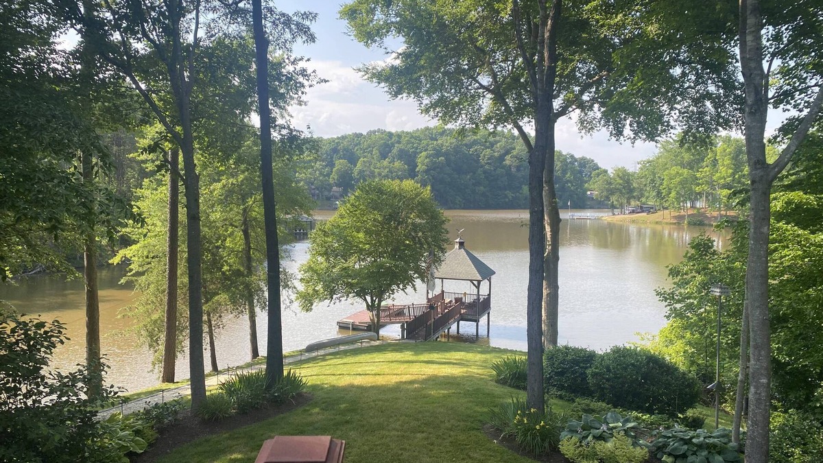 Catawba House | Bay Head Cove - Peaceful 5 bedroom lakefront home on private cove with boat dock