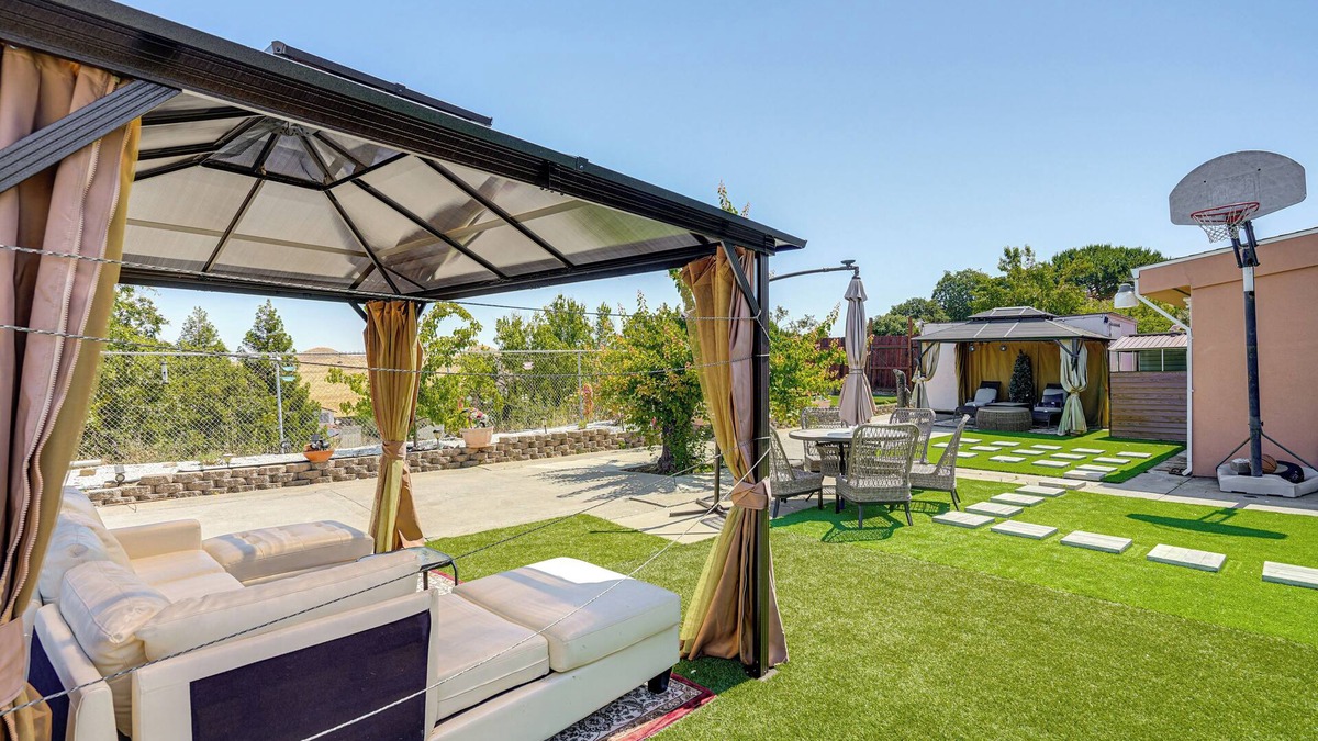 Hercules House | Bay & Hill Views: Modern Hercules Home