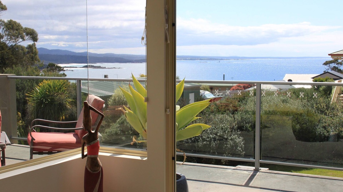 Binalong Bay House | BAY OF FIRES VISTA Boutique Accommodation at Binalong Bay - indoor spa bath