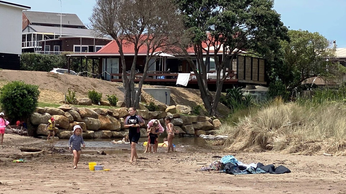 Russell House | Bay of Islands Beachfront - All Tide Swimming, Kayaks, WiFi - Tapeka del Mar
