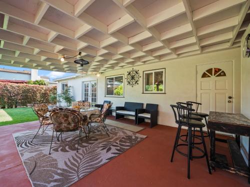 Bay Park House | Bay Park Garden Paradise - central Location, AC, Washer Dryer & Private yard!