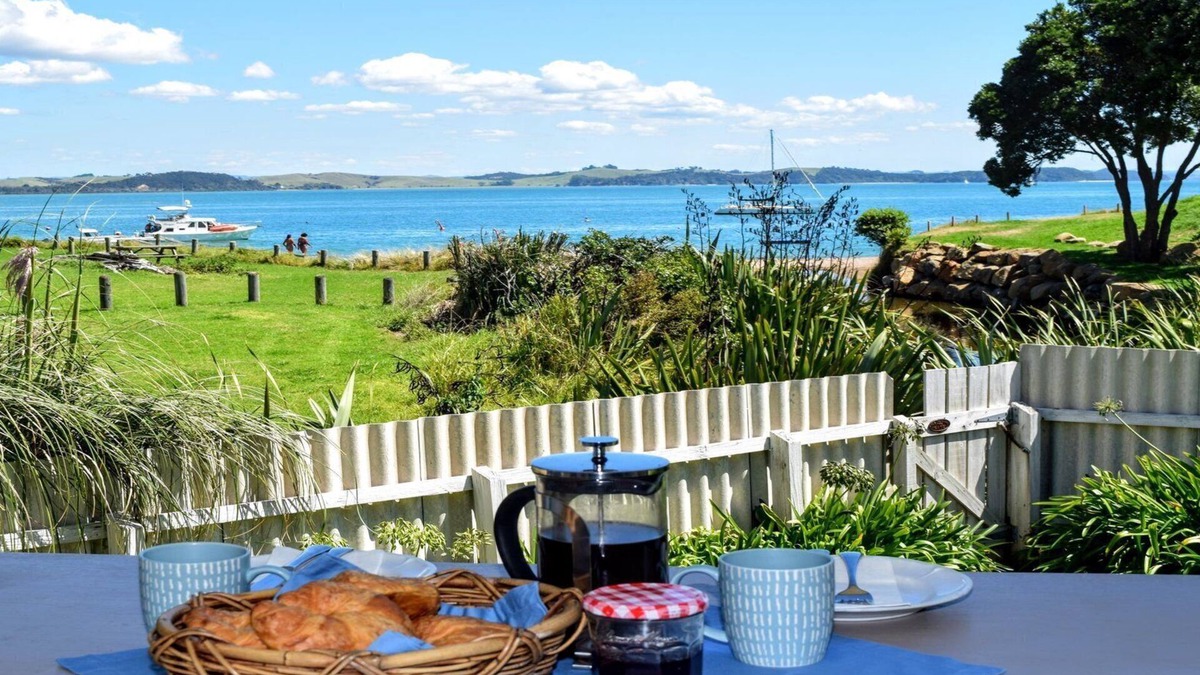 Russell House | Bay Retreat - Absolute Beachfront Holiday Home