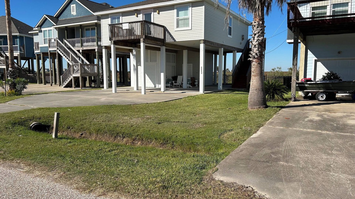Galveston House | Bay Ridge home. Coastal retreat for family fun. Beach and bay views.