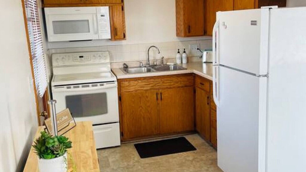 Appleton Apartment | Bay Street Unit 3 · Charming & Cozy APT-Free Parking