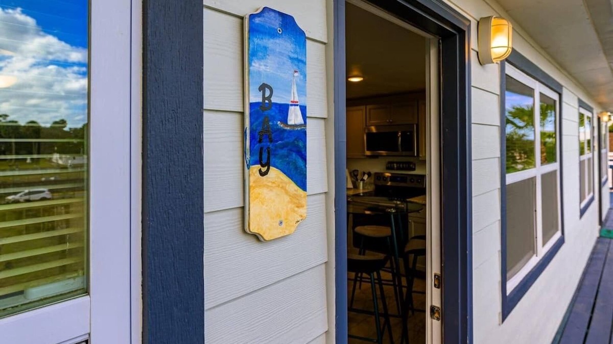 Smith's Memento Apartment | BAY SUITE- 5 MIN WALK TO BEACH
