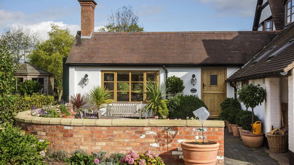 Droitwich Cottage | BAY TREE COTTAGE, pet friendly, with a garden in Droitwich Spa