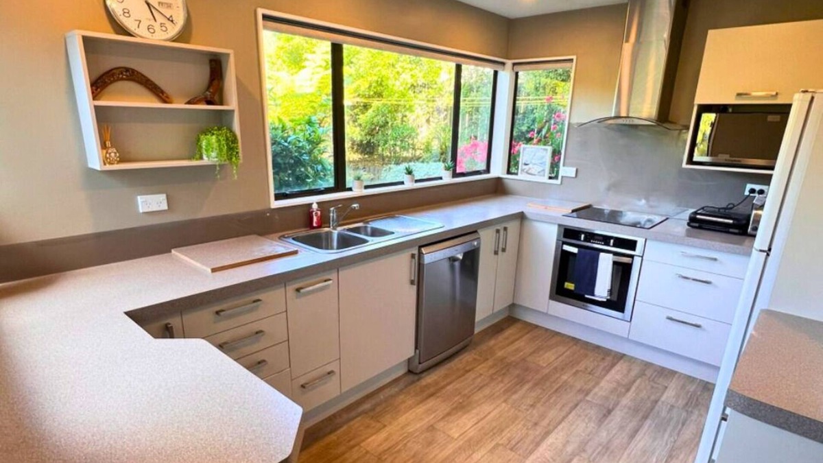 Waikawa Bay House | Bay View Bach - Waikawa Home Away From Home