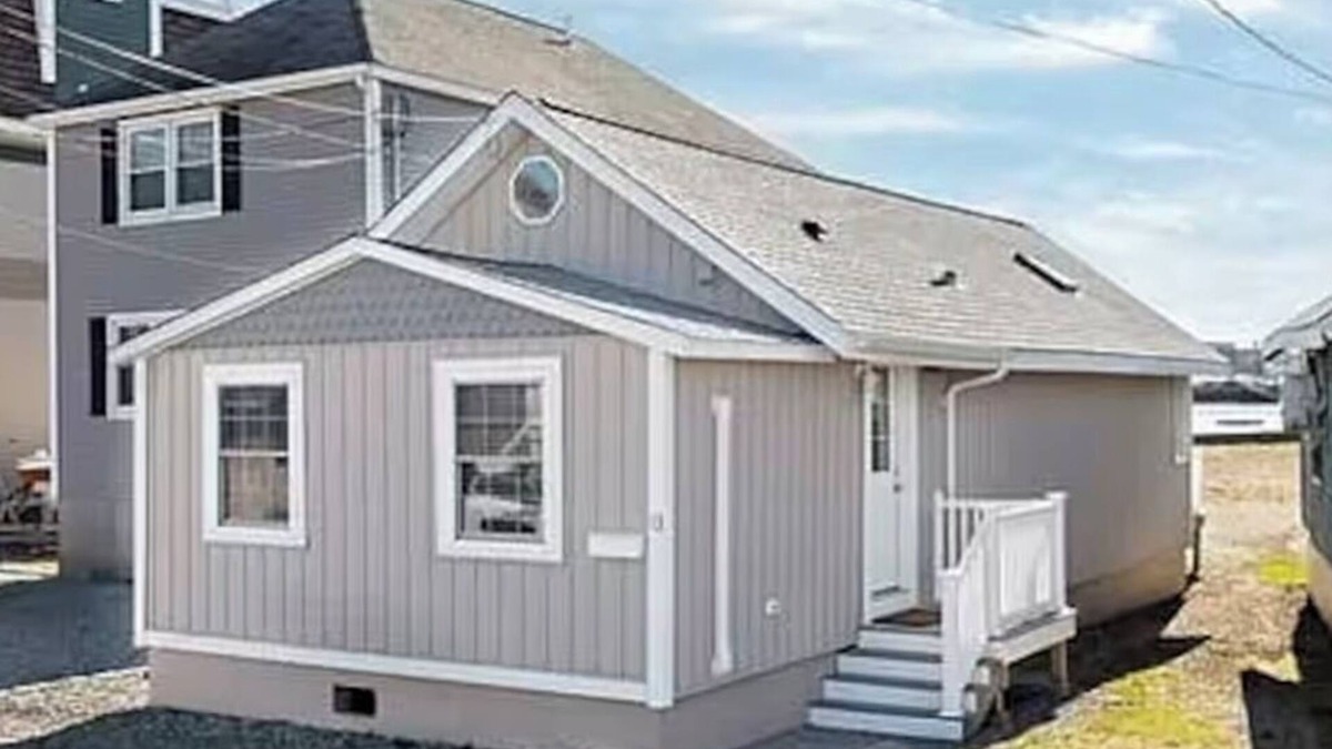 Hull Cottage | Bay view beach cottage with loft in tranquil Hull