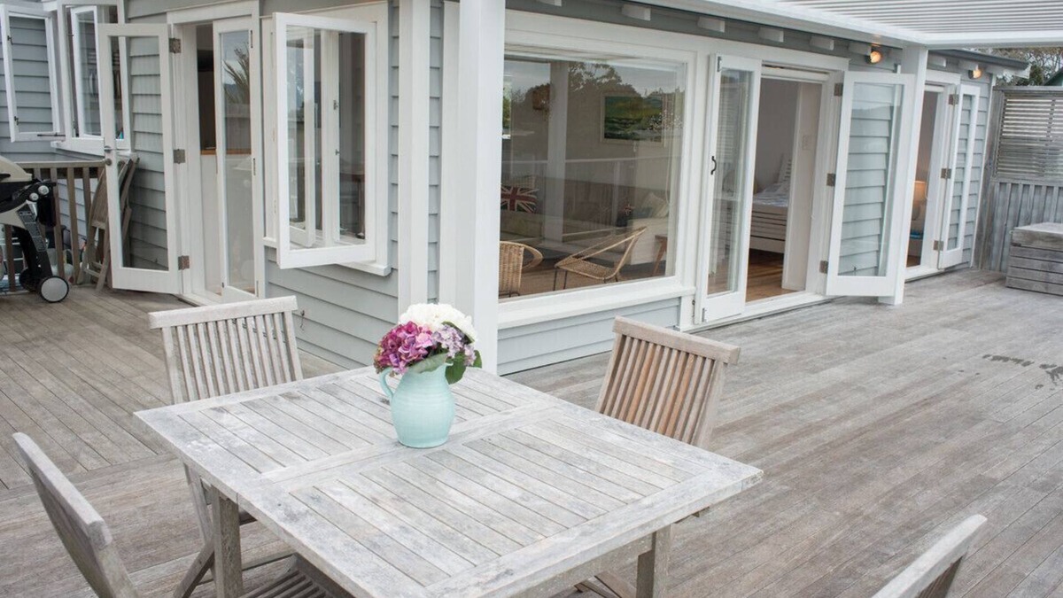 Raglan Cottage | Bay View Beach House - Raglan Holiday Home