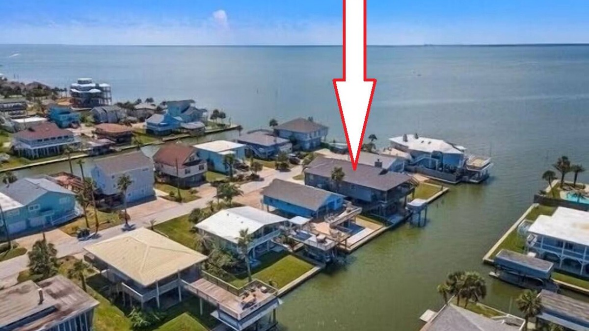 Galveston House | Bay View & Canal Home in Sea Isle,sleeps 11, 1/2 mile to beach/restaurant/marina