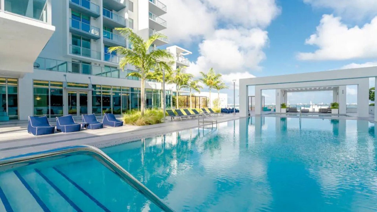 Northeast Miami Condo | Bay view design district condo with pool, gym, parking