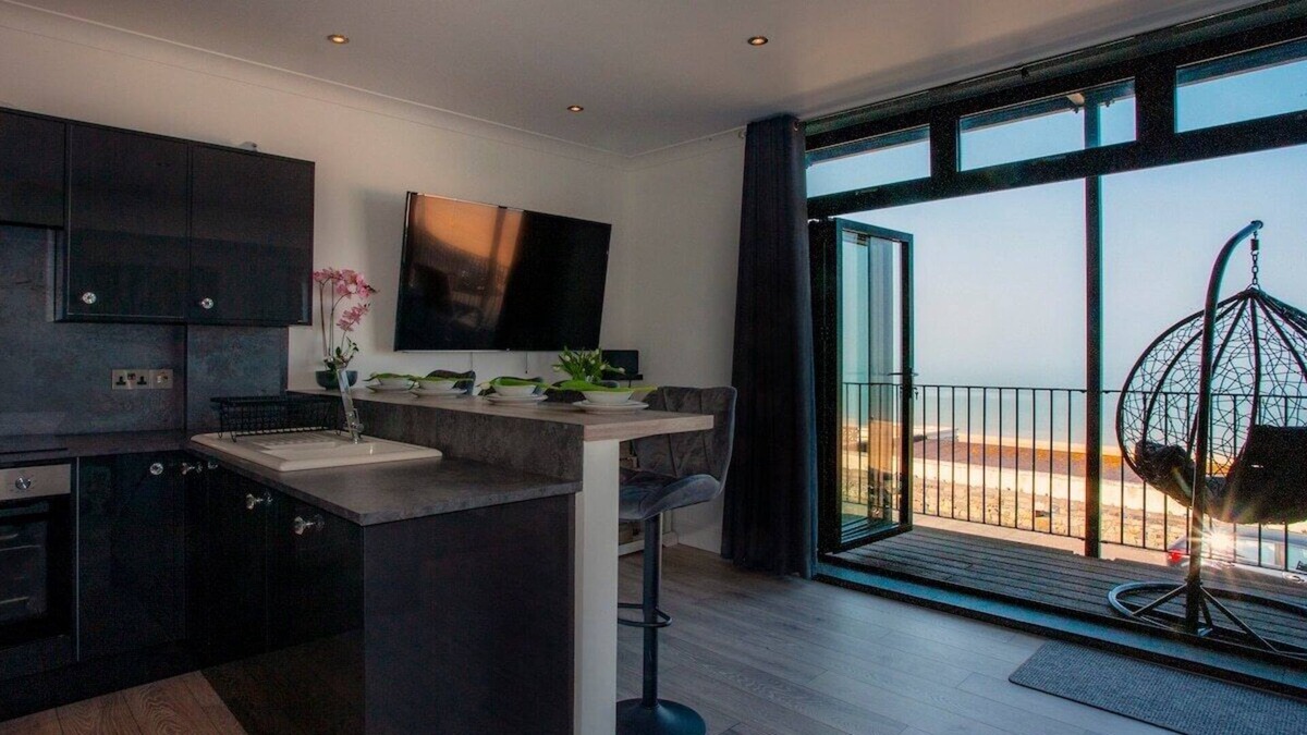 Westbrook Apartment | Bay View - Seaside Escape