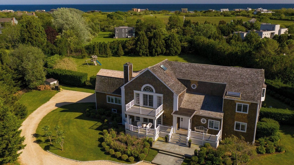 Sagaponack House | Bay Views, Well Landscaped Gardens, Close to Beach