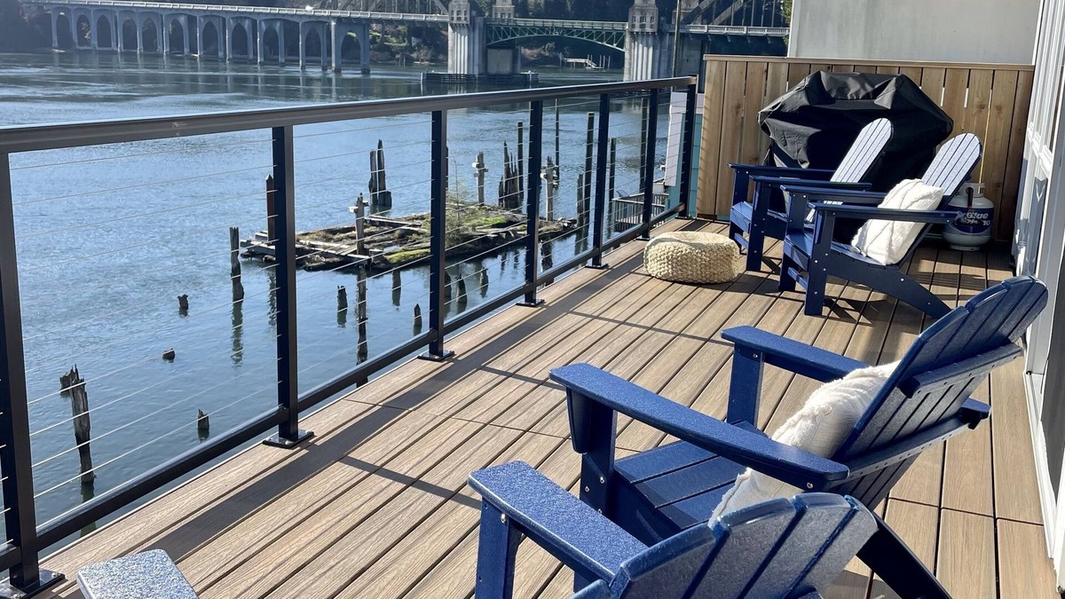 Florence Apartment | Bay Window -incredible river views- Old Town- new deck! Stairs.