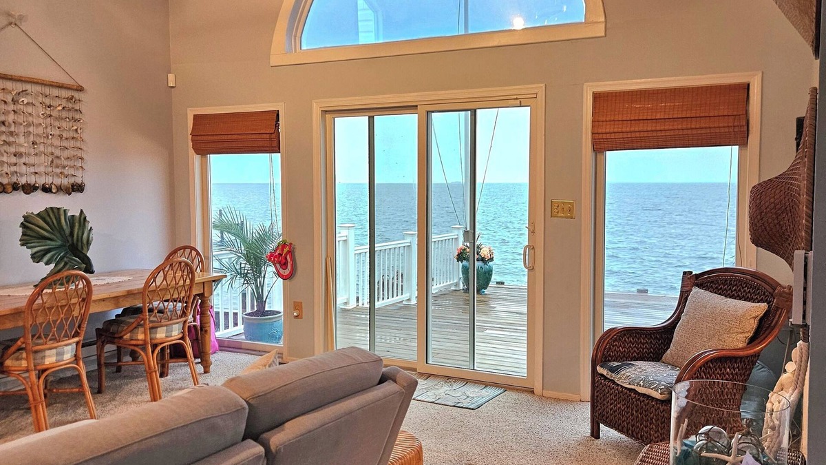 Pebble Beach House | Bayfront 3 Bedrooms House with Huge Deck/Private Beach/Beach House Sleeps 6 Ppl