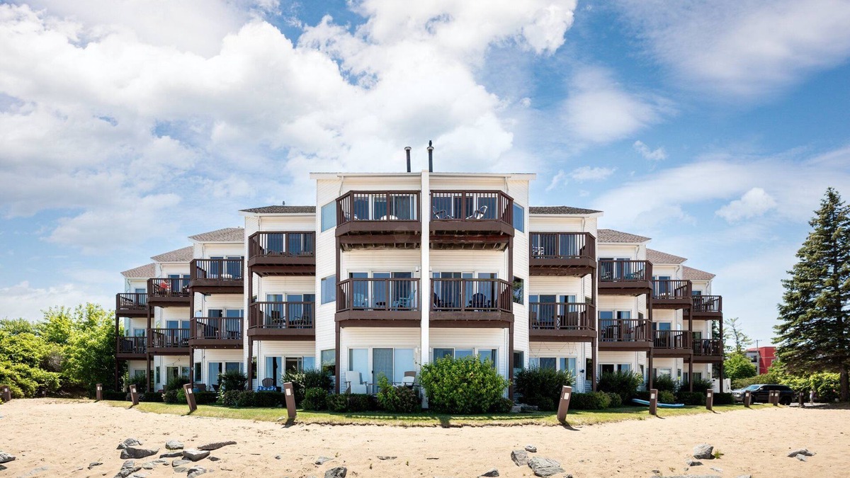 Traverse City Condo | Bayfront Bliss at the Beaches