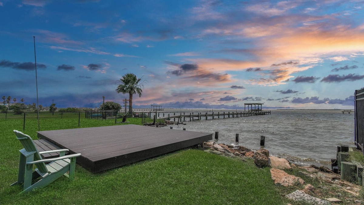 Dickinson House | Bayfront Breeze - Waterfront home right on Dickinson/Galveston Bay!