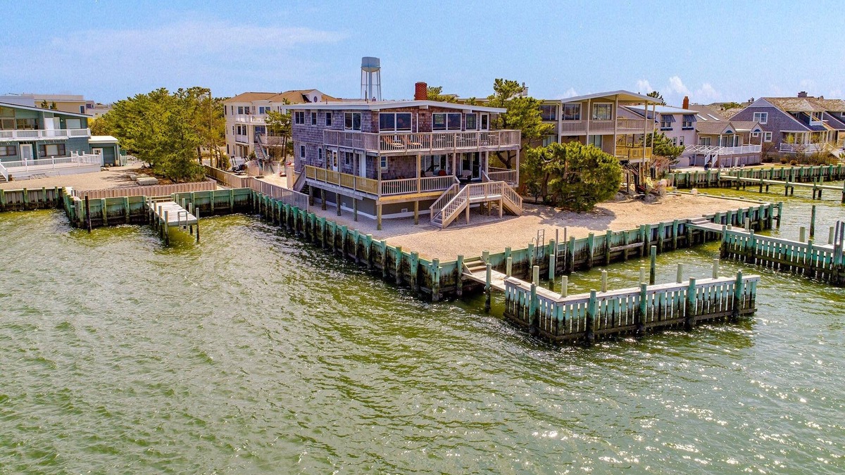 North Beach Haven House | BAYFRONT, DOCK, SHORT WALK TO BEACH, BRANT BEACH YACHT CLUB NEIGHBORHOOD