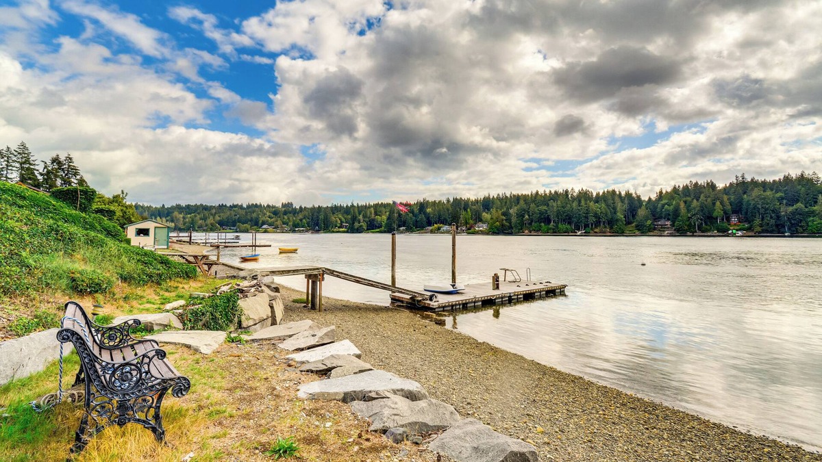 Vaughn House | Bayfront Home w/Private Beach in Vaughn!