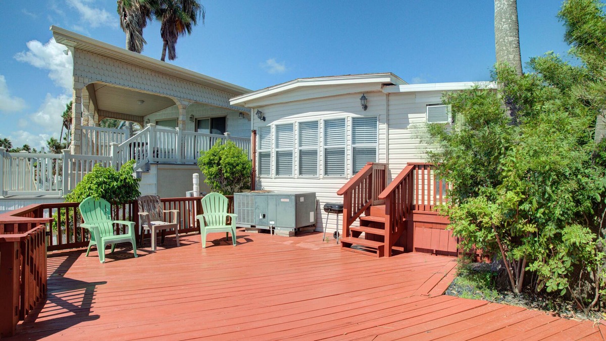 Port Isabel House | Bayfront park model home with deck, pool, hot tub, gym, tennis, & golf