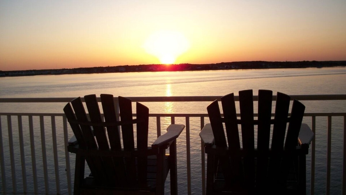 Ocean City Condo | Bayfront Penthouse Amazing views and a Pool. Walk to Boardwalk and Beach.