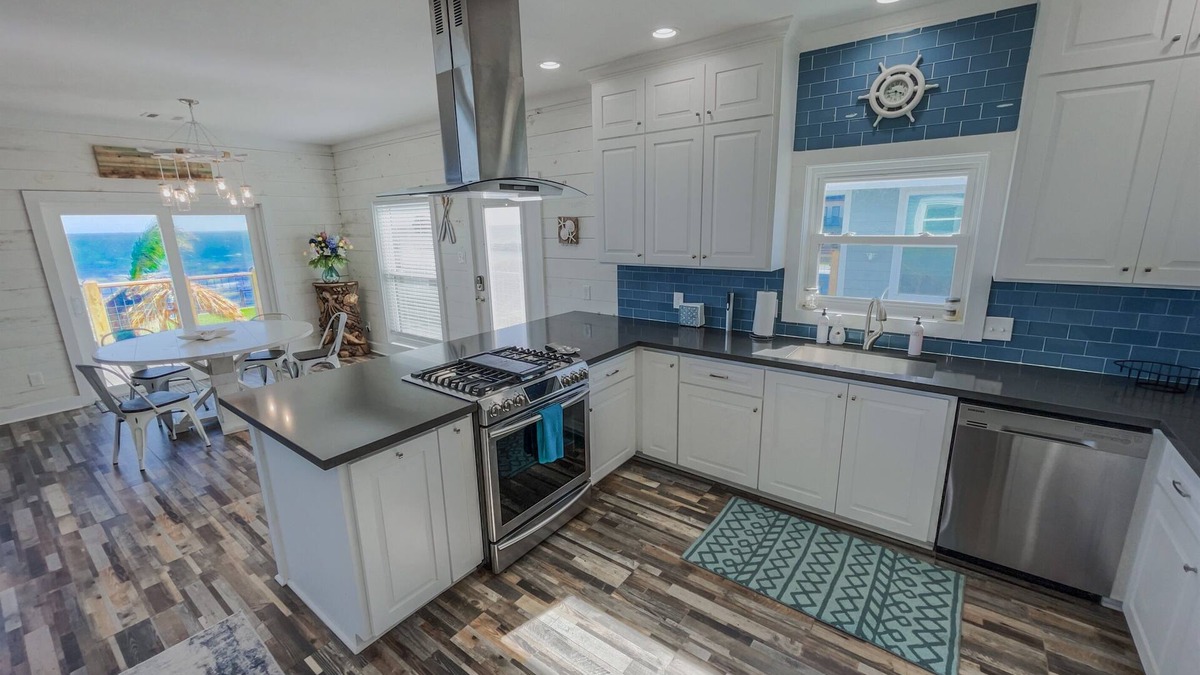 San Leon House | Bayfront Trio House w/Hot Tub + Private Pier