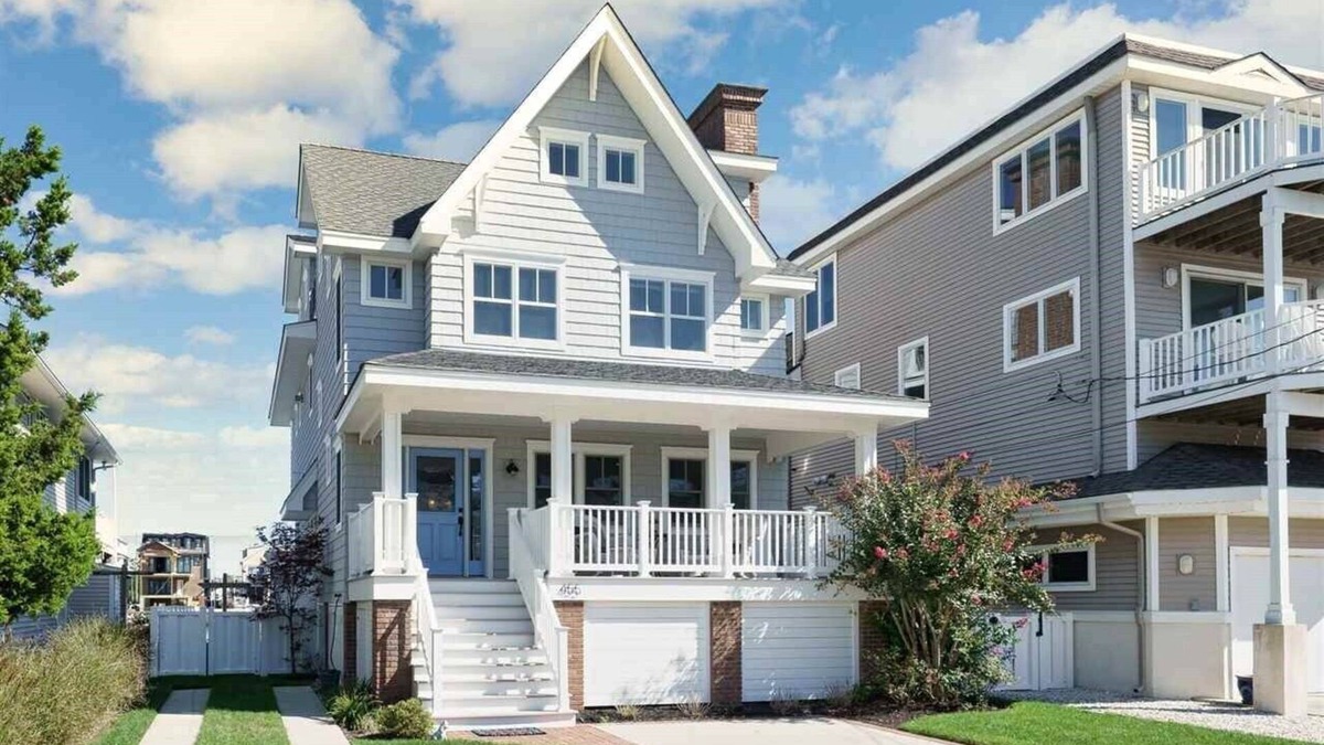 Avalon House | BAYFRONT! Walk to town! !NEWLY RENOVATED 2025!