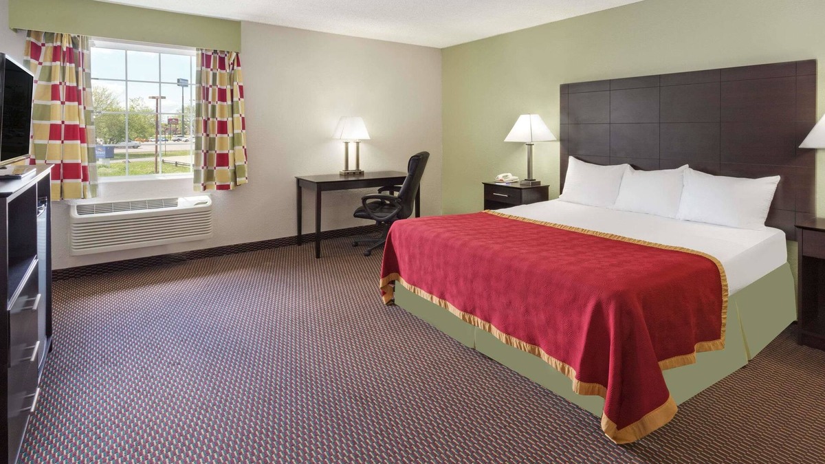 Beloit Hotel | Baymont by Wyndham Beloit