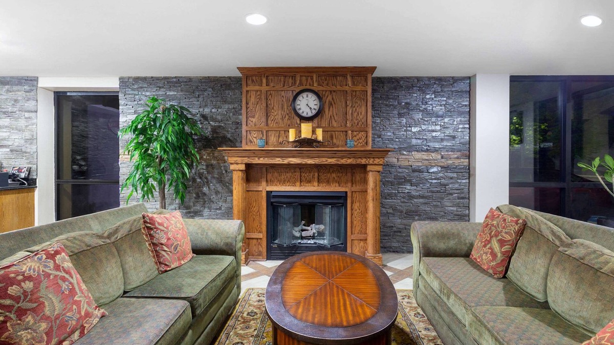 Elkhart Hotel | Baymont by Wyndham Elkhart