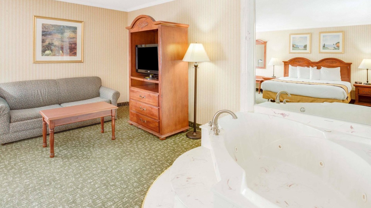 Kalamazoo Hotel | Baymont by Wyndham Kalamazoo West
