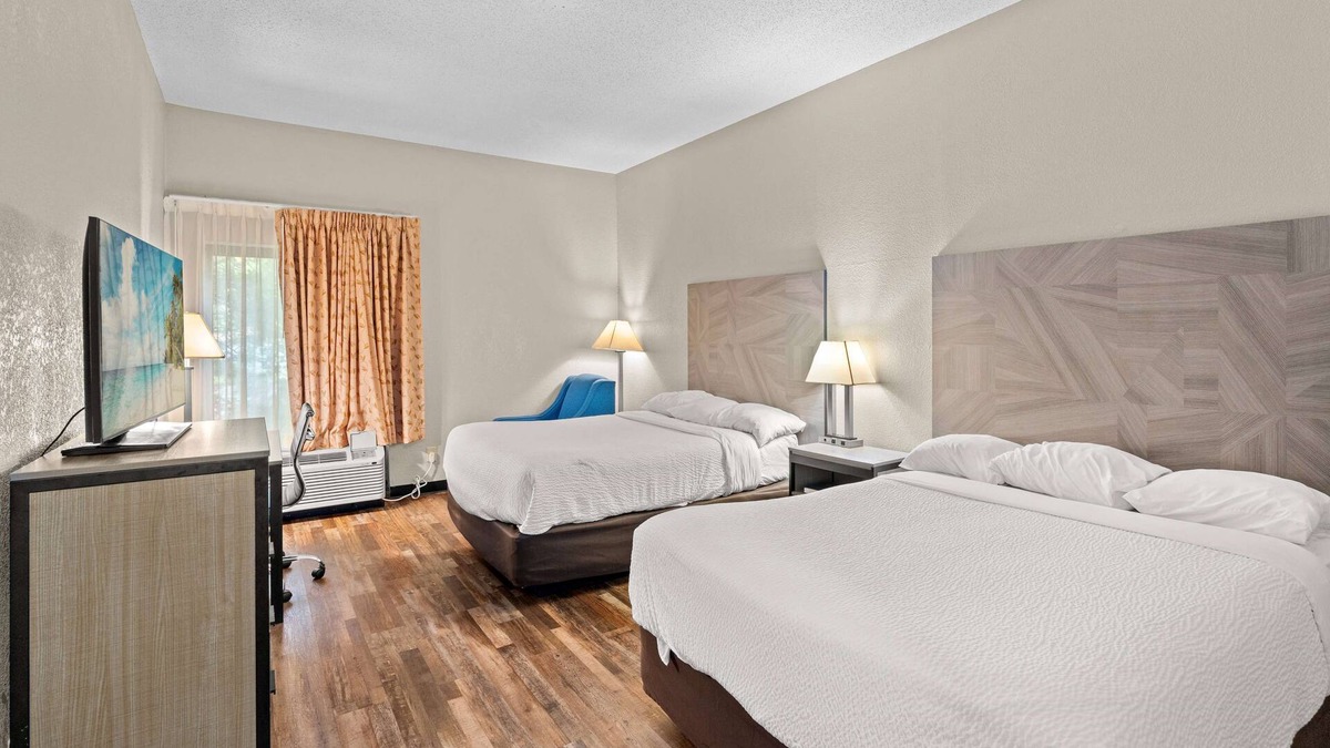 Hillcrest Hotel | Baymont by Wyndham Lawrence