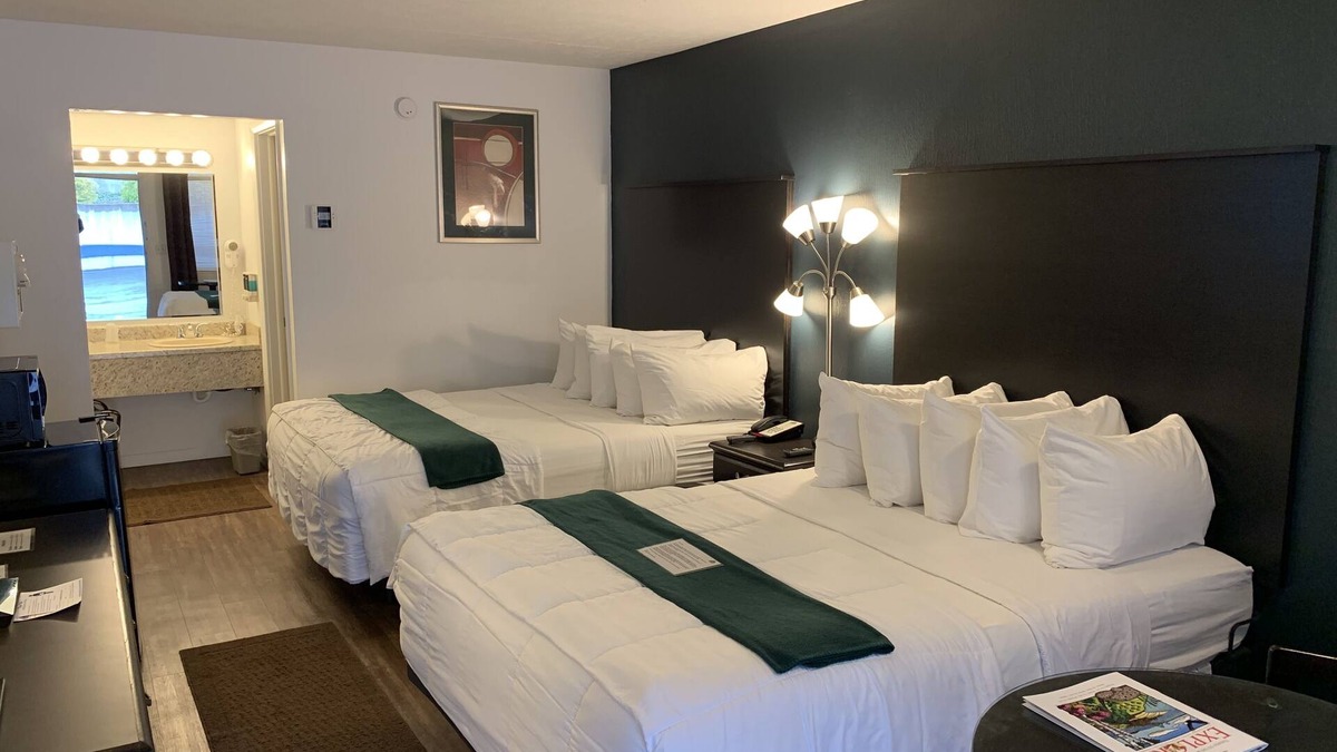 Petoskey Hotel | Baymont by Wyndham Petoskey
